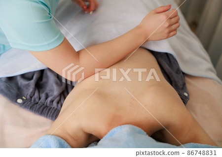 Woman receiving back massage at beauty salon 86748831