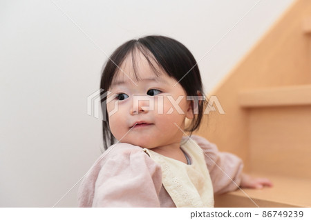 0歲女嬰試圖爬地板樓梯 0歲女嬰試圖爬地板樓梯 86749239
