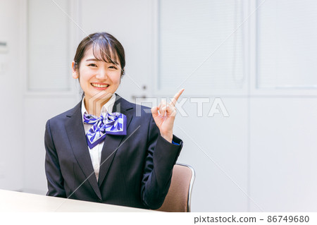 有絲帶圍巾的女商人 (指向) 86749680