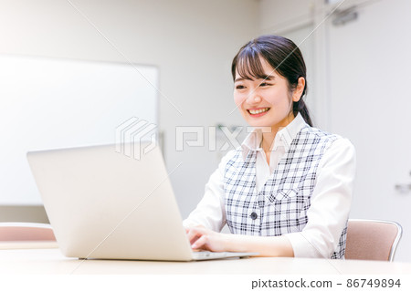 辦公室衣服的女商人 (計算機) 86749894