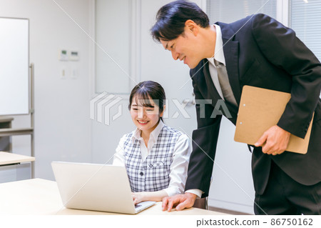 在辦公室工作的男人和女人 86750162