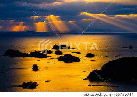 Light shines in the sea Light shines in the sea 86750314
