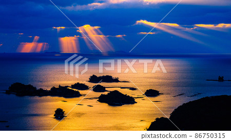 光芒照在海裡 光芒照在海裡 86750315