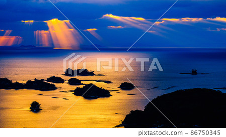 Light shines in the sea Light shines in the sea 86750345