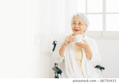 老婦人在房間裡喝酒 老婦人在房間裡喝酒 86750433