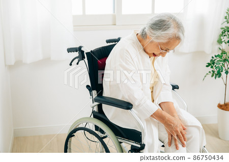 Elderly woman with knee pain 86750434