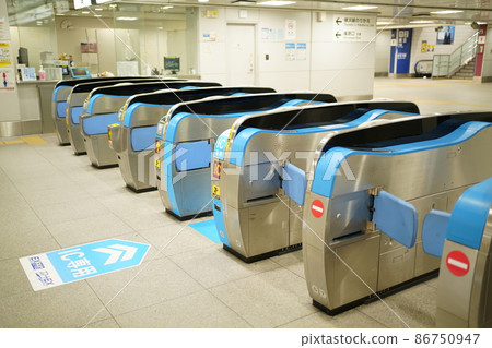 Automatic ticket gate to the Shinkansen Automatic ticket gate to the Shinkansen 86750947