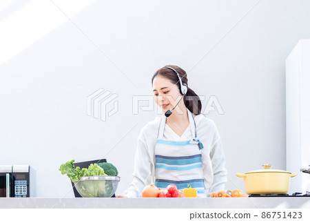 Housewife delivering food online in the kitchen 86751423