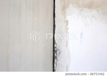 Cracked cement wall, Home repair Cracked cement wall, Home repair 86751482