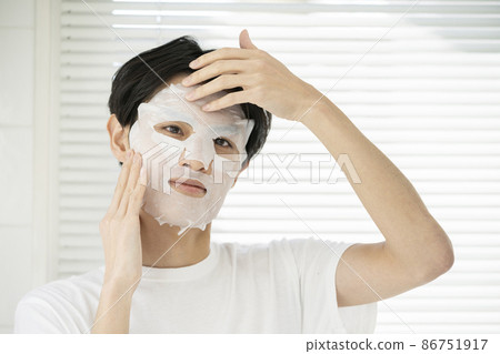 Young men wearing sheet masks Men's beauty image Young men wearing sheet masks Men's beauty image 86751917