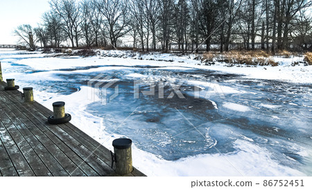 Trees line the small island that leads to the old lighthouse 86752451
