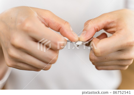 Female parts cut for suits to open blister packs for tablets Female parts cut for suits to open blister packs for tablets 86752541