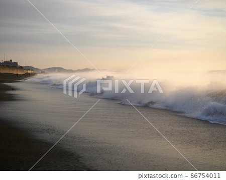 Sea fog and waves Sea fog and waves 86754011