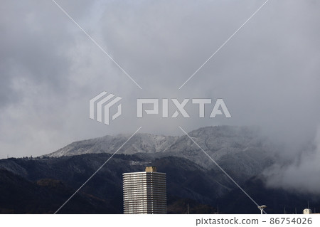 與多雲的冬天天空、雪山和公寓的冬天風景 與多雲的冬天天空、雪山和公寓的冬天風景 86754026
