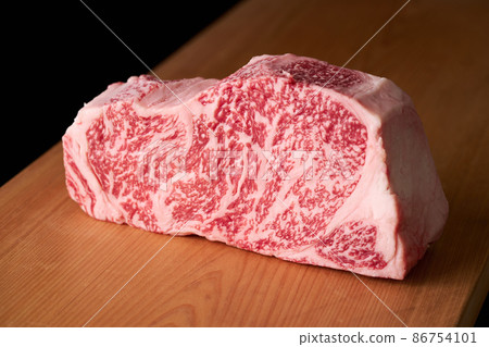 沙朗牛排放在切菜板上日本黑牛肉 86754101