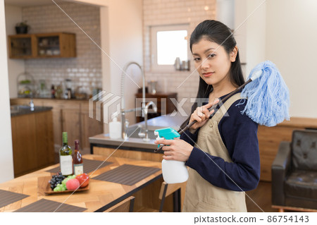 帶洗滌劑和除塵器的年輕女管家家政服務家庭主婦形象 86754143