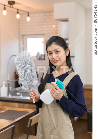 帶清潔劑和手拖把的年輕女管家 家政服務 家庭主婦形象 86754145