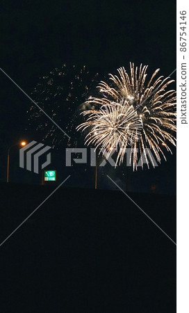 在立交橋附近升起的煙花 86754146