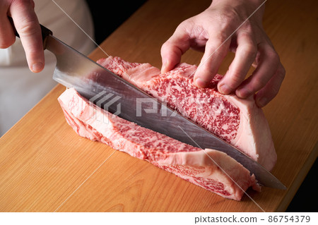 用菜刀切沙朗牛排的廚師 國產黑毛和牛 86754379