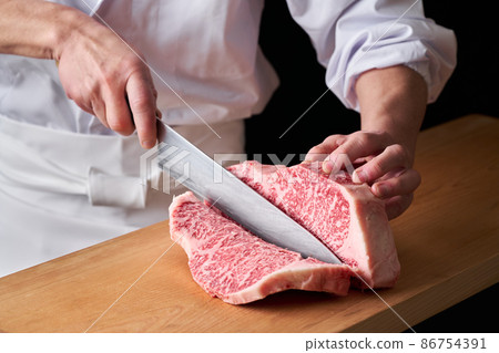 用菜刀切沙朗牛排的廚師 國產黑毛和牛 86754391