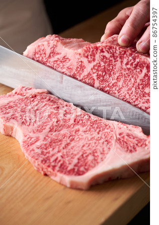 用菜刀切沙朗牛排的廚師 國產黑毛和牛 86754397