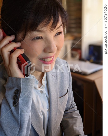 一個笑著打電話的女人 86754520
