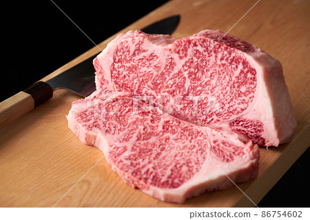 Sirloin steak placed on a cutting board Japanese black beef Sirloin steak placed on a cutting board Japanese black beef 86754602