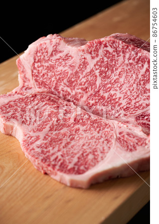 Sirloin steak placed on a cutting board Japanese black beef Sirloin steak placed on a cutting board Japanese black beef 86754603