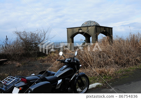 站在海邊線停車場的黑色邊車 86754836