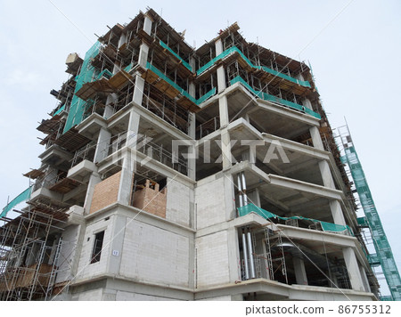 SELANGOR, MALAYSIA - 5 MARCH 2021: A high-rise building complex is under construction. Works are carried out under strict safety & security supervision. SELANGOR, MALAYSIA - 5 MARCH 2021: A high-rise building complex is under construction. Works are carried out under strict safety & security supervision. 86755312