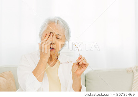 Elderly female wearing glasses (reading glasses) Elderly female wearing glasses (reading glasses) 86755469