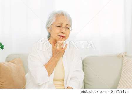 受傷的老年女性(嘴/下巴) 受傷的老年女性(嘴/下巴) 86755473