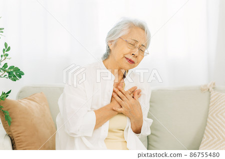 Elderly woman with chest pain 86755480