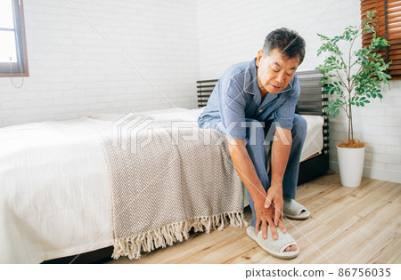 老人（腳踝）在臥室裡生病 86756035