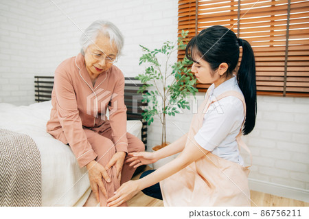 疼痛的老年婦女和圍裙的婦女(腳踝) 疼痛的老年婦女和圍裙的婦女(腳踝) 86756211