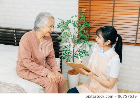 女職員輔導老年婦女 女職員輔導老年婦女 86757639