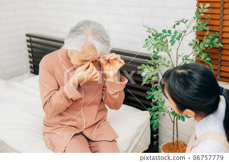 Elderly women and women caring for them (reading glasses) Elderly women and women caring for them (reading glasses) 86757779
