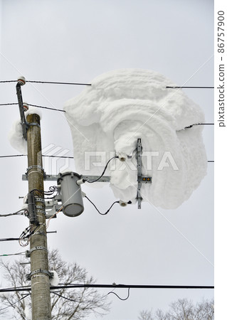 冬季在北海道八雲町宇西峠的電線桿上拍攝雪景 86757900