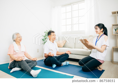 Elderly couples and females measuring physical fitness Elderly couples and females measuring physical fitness 86758031
