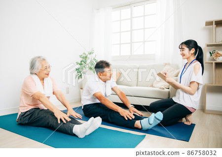 Elderly couples and females measuring physical fitness Elderly couples and females measuring physical fitness 86758032