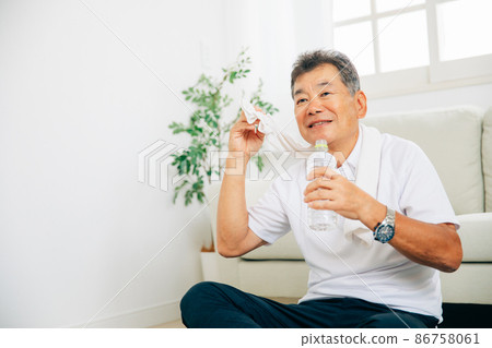 在家做瑜伽的男士(汗水/微笑) 在家做瑜伽的男士(汗水/微笑) 86758061
