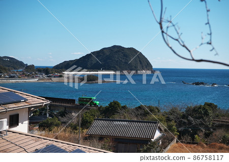 沿海岸行駛的雙模車 86758117