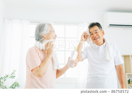 Elderly men and women exercising at home (sweat / smile) Elderly men and women exercising at home (sweat / smile) 86758572