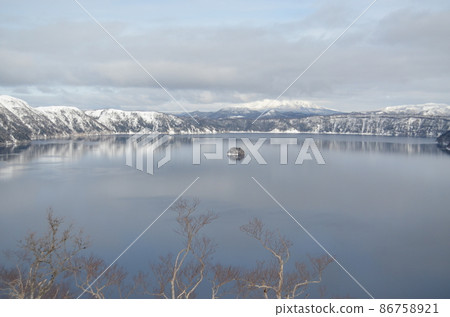 Lake Mashu in winter Lake Mashu in winter 86758921
