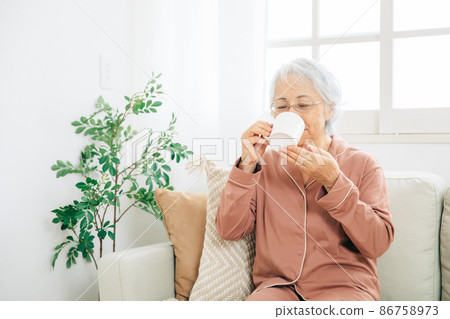Elderly female taking medicine 86758973