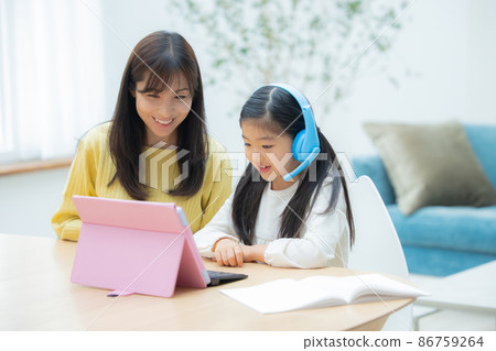 Elementary school students and moms studying on tablets 86759264