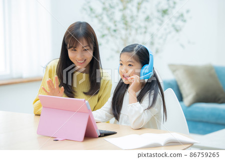 Elementary school students and moms studying on tablets 86759265