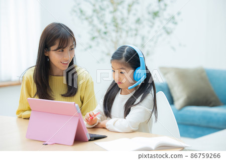 Elementary school students and moms studying on tablets 86759266