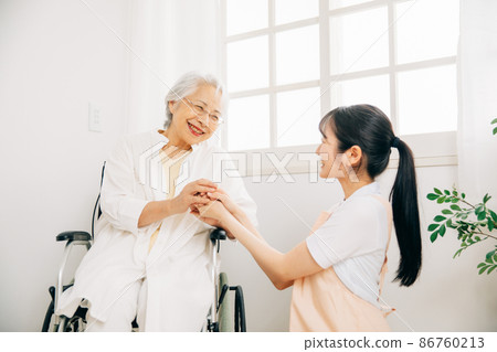 Caregivers and elderly women 86760213