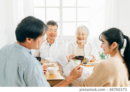 一對老夫婦和一對年輕夫婦在家裡生孩子和吃飯 86760373